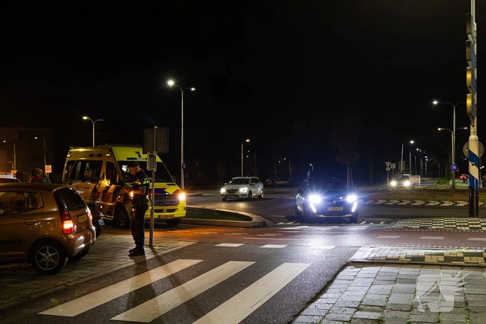 Scooterrijder en auto botsen