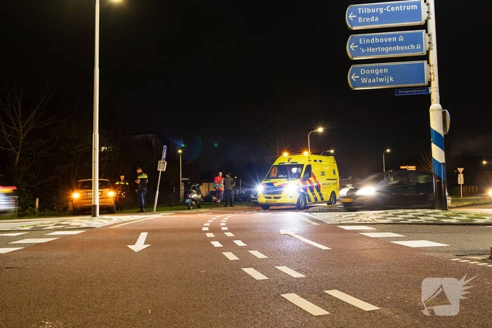Scooterrijder en auto botsen