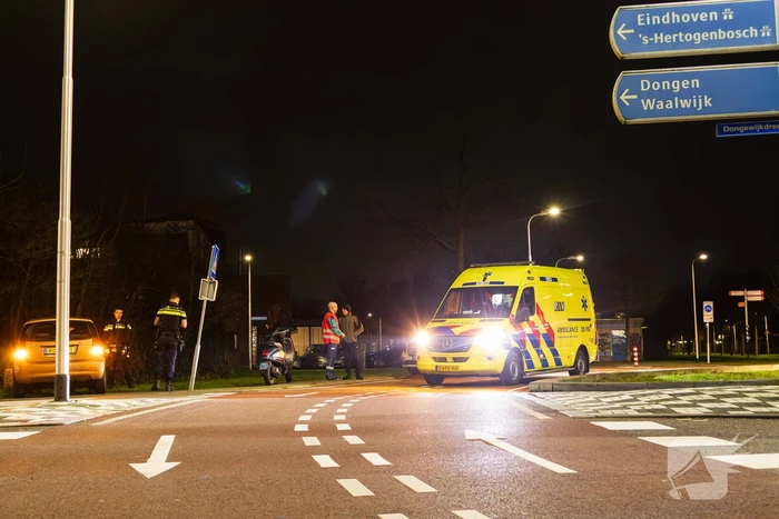 Scooterrijder en auto botsen
