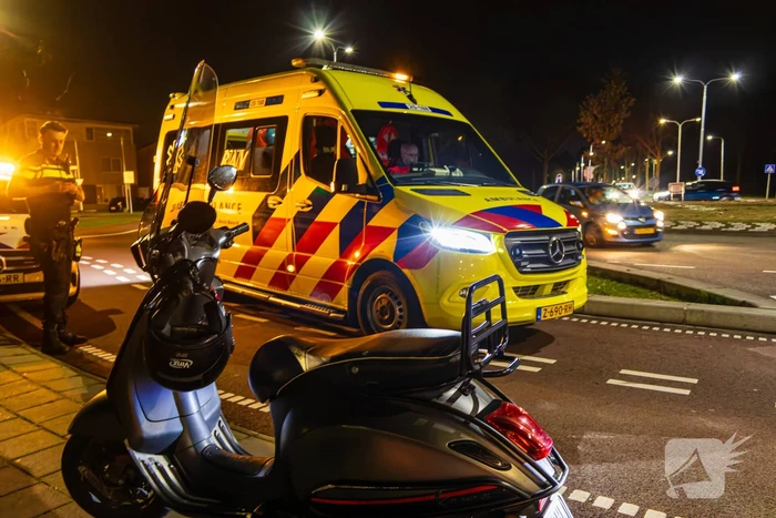 Scooterrijder en auto botsen