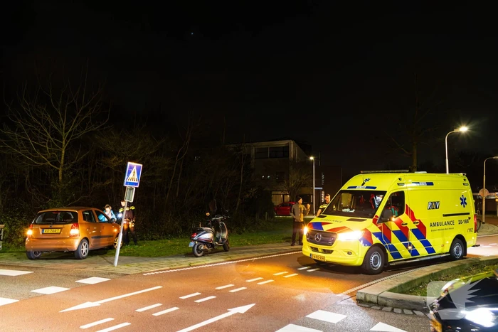 Scooterrijder en auto botsen
