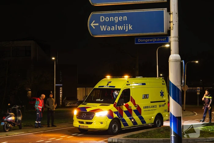 Scooterrijder en auto botsen