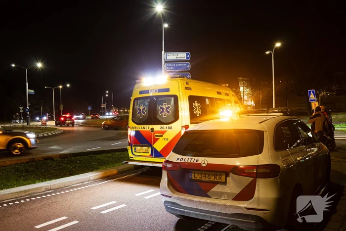 Scooterrijder en auto botsen