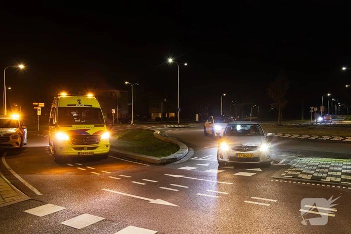 Scooterrijder en auto botsen