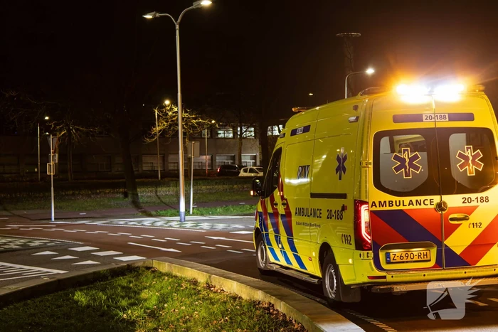 Scooterrijder en auto botsen