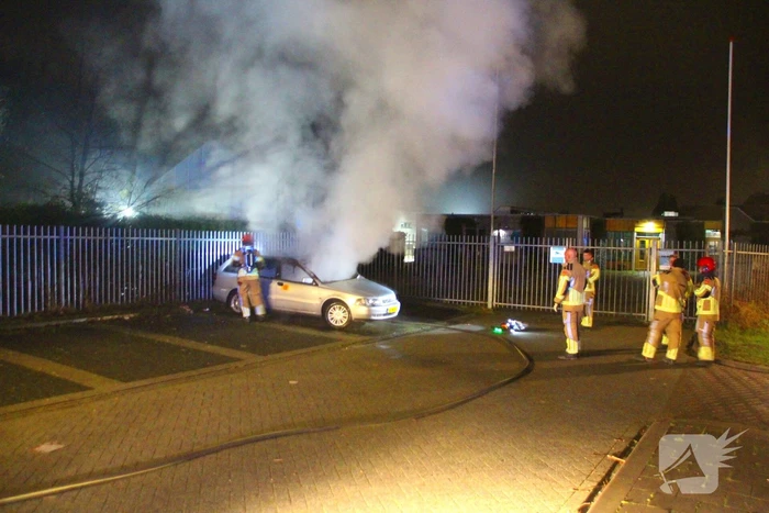 Geparkeerde auto vliegt in brand