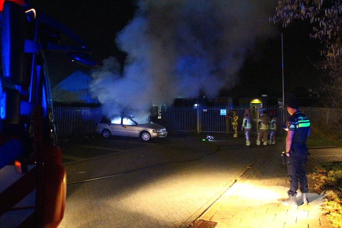 Geparkeerde auto vliegt in brand