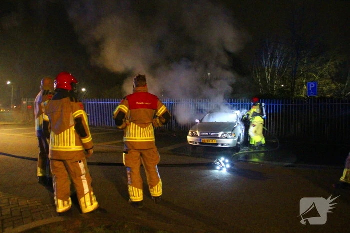 Geparkeerde auto vliegt in brand