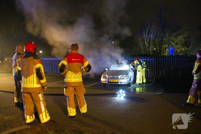 Geparkeerde auto vliegt in brand