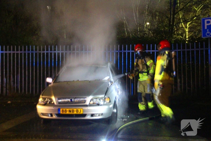 Geparkeerde auto vliegt in brand