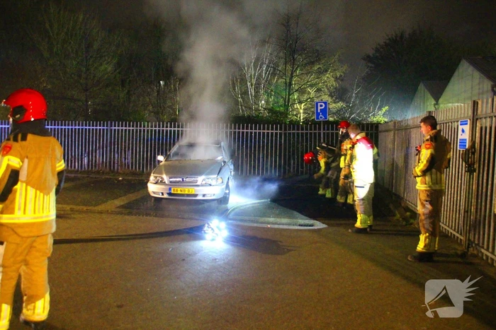Geparkeerde auto vliegt in brand