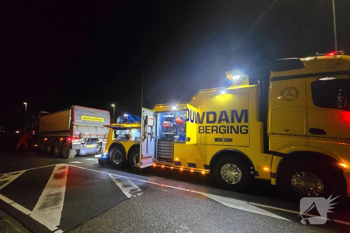 Chauffeur rijdt rechtdoor op rotonde en knalt tegen boom