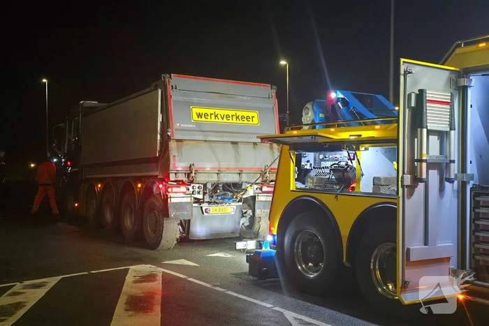 Chauffeur rijdt rechtdoor op rotonde en knalt tegen boom