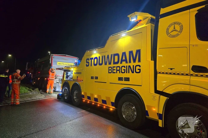Chauffeur rijdt rechtdoor op rotonde en knalt tegen boom