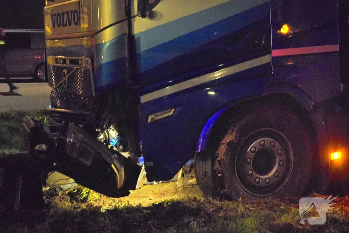 Chauffeur rijdt rechtdoor op rotonde en knalt tegen boom
