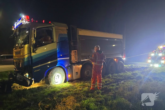 Chauffeur rijdt rechtdoor op rotonde en knalt tegen boom