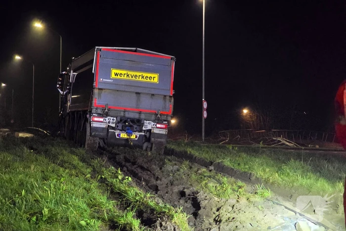 Chauffeur rijdt rechtdoor op rotonde en knalt tegen boom