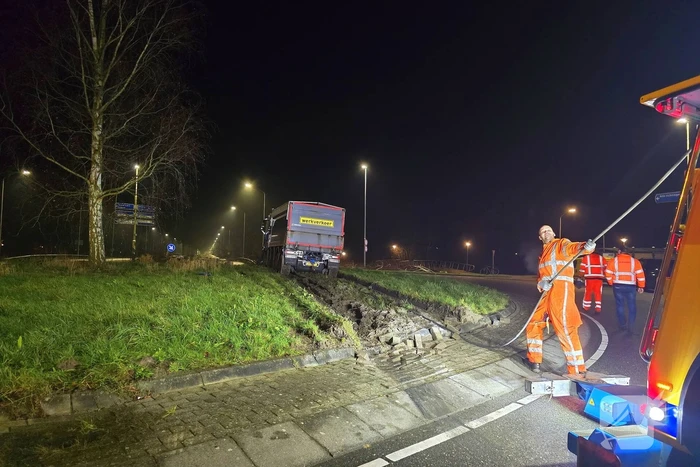 Chauffeur rijdt rechtdoor op rotonde en knalt tegen boom