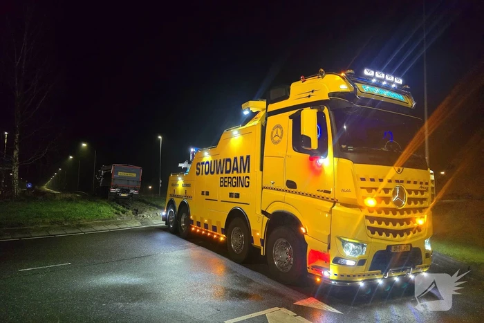 Chauffeur rijdt rechtdoor op rotonde en knalt tegen boom
