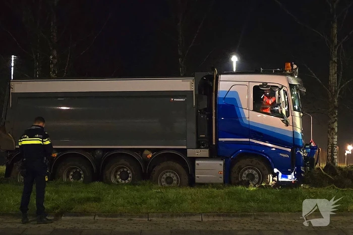 Chauffeur rijdt rechtdoor op rotonde en knalt tegen boom