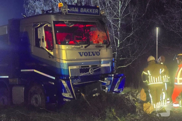 Chauffeur rijdt rechtdoor op rotonde en knalt tegen boom