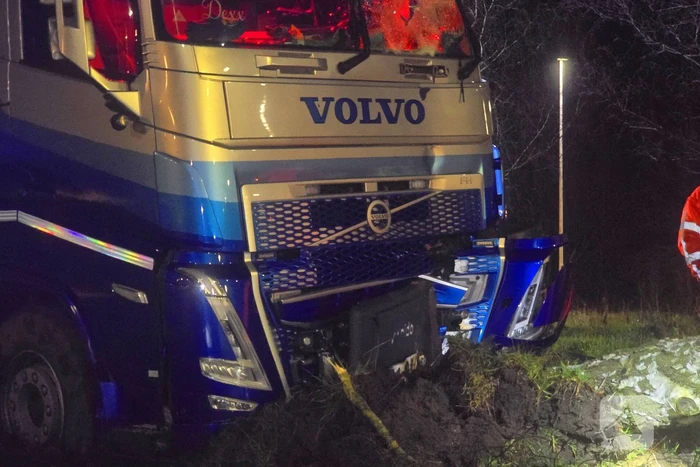 Chauffeur rijdt rechtdoor op rotonde en knalt tegen boom