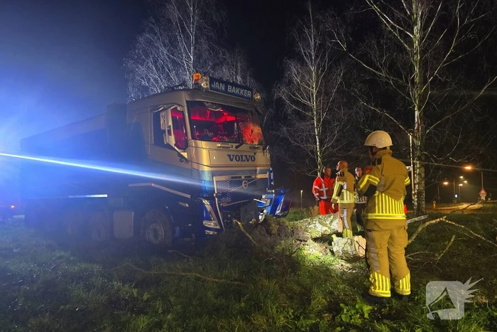 Chauffeur rijdt rechtdoor op rotonde en knalt tegen boom