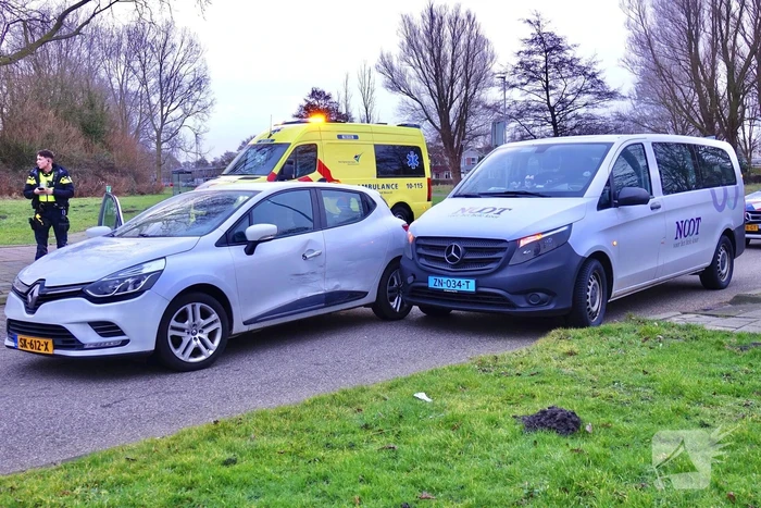 Taxibus met kinderen botst op personenauto