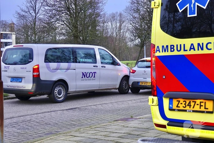 Taxibus met kinderen botst op personenauto