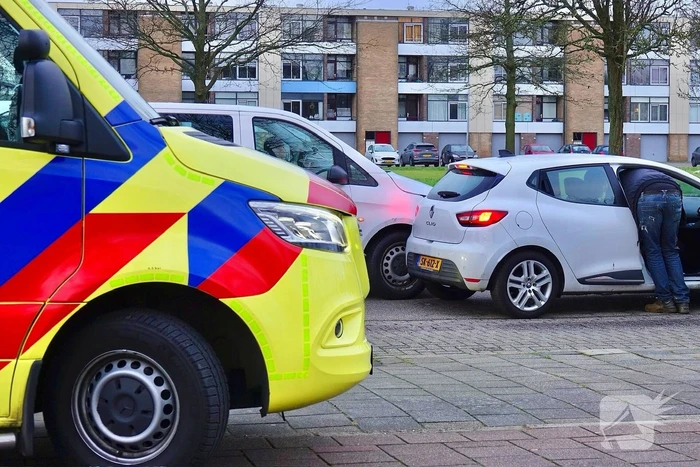 Taxibus met kinderen botst op personenauto
