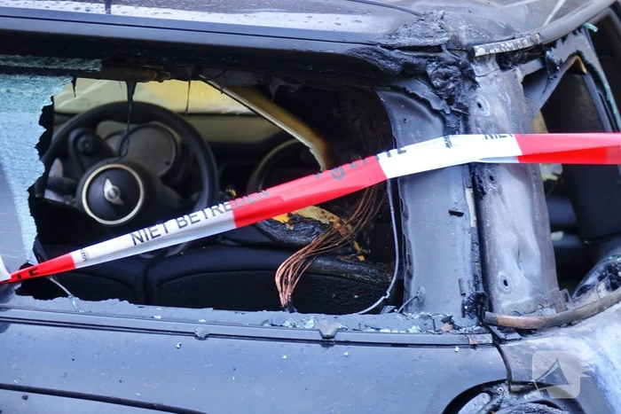 Politie doet onderzoek naar oorzaak autobrand