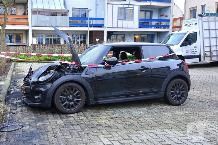 Politie doet onderzoek naar oorzaak autobrand