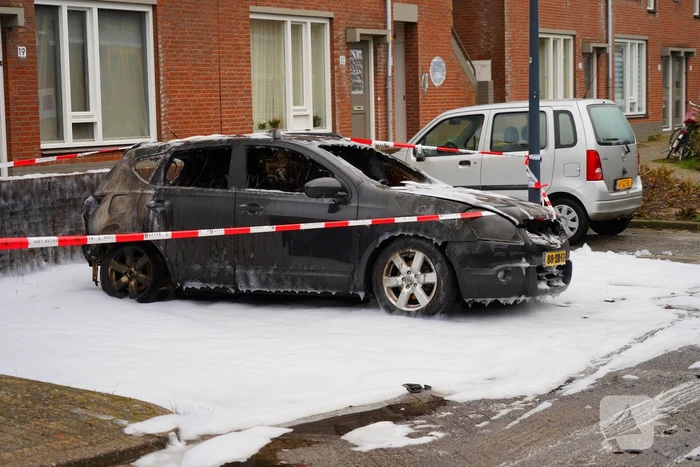 Autobrand dreigt over te slaan naar woning