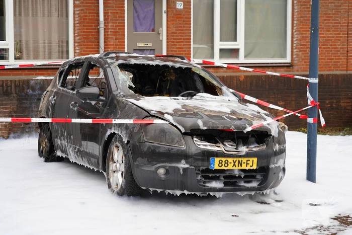Autobrand dreigt over te slaan naar woning
