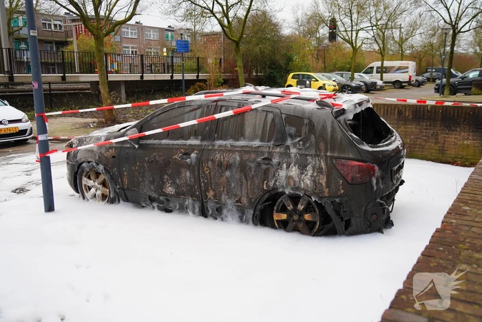 Autobrand dreigt over te slaan naar woning