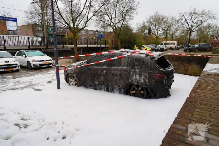 Autobrand dreigt over te slaan naar woning