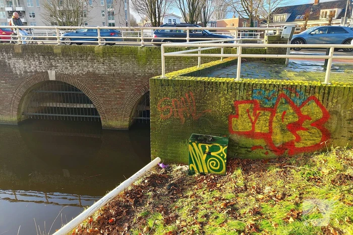 Toezichthouders blussen buitenbrand