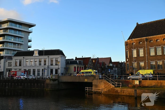 Omstander haalt te water geraakt persoon uit het water