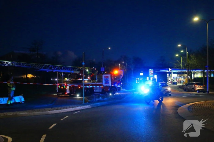 Traumateam en brandweer assisteren ambulancepersoneel