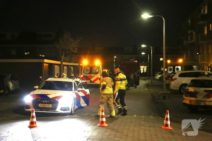 Traumateam en brandweer assisteren ambulancepersoneel