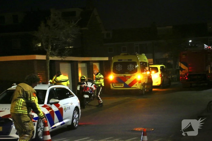 Traumateam en brandweer assisteren ambulancepersoneel