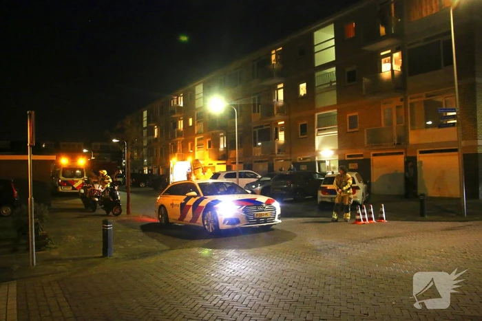Traumateam en brandweer assisteren ambulancepersoneel