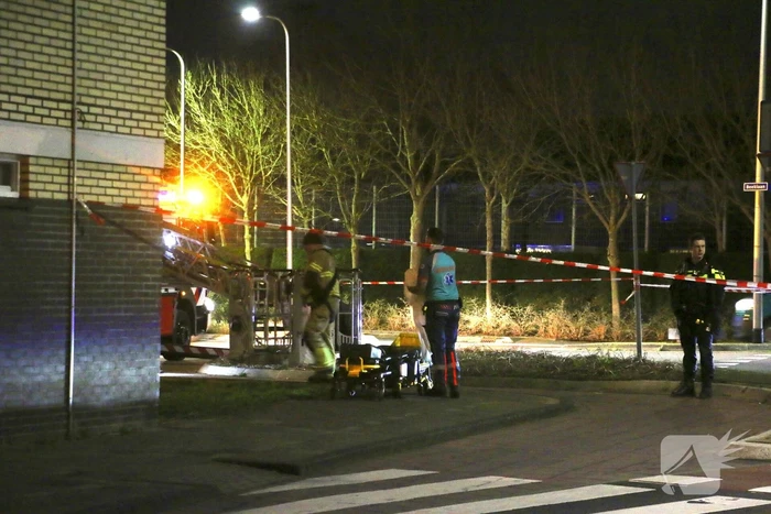 Traumateam en brandweer assisteren ambulancepersoneel