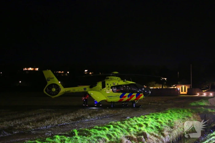 Traumateam en brandweer assisteren ambulancepersoneel