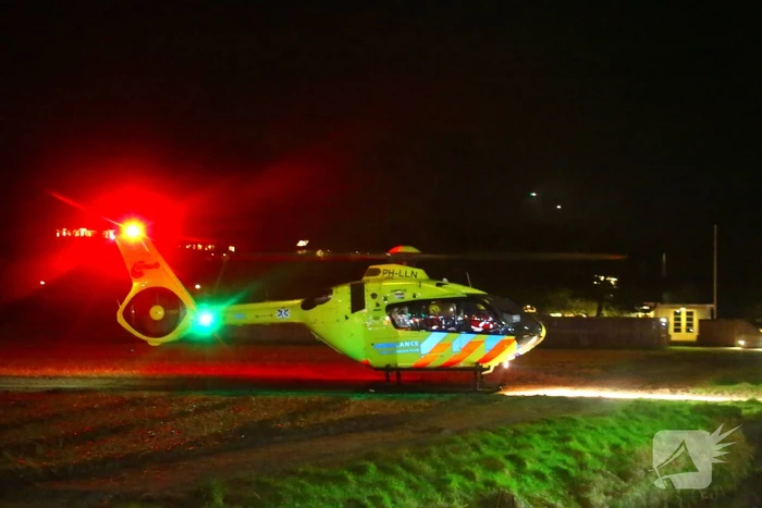 Traumateam en brandweer assisteren ambulancepersoneel