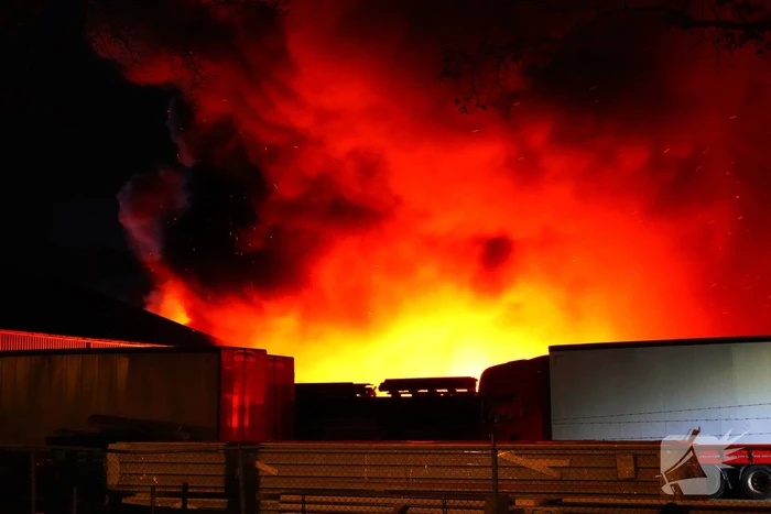 Zeer grote brand op industrieterrein