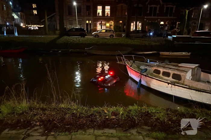 Auto vliegt uit de bocht en belandt onder water