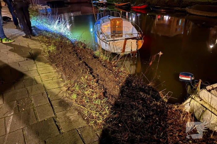 Auto vliegt uit de bocht en belandt onder water