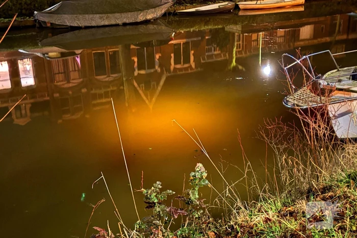 Auto vliegt uit de bocht en belandt onder water