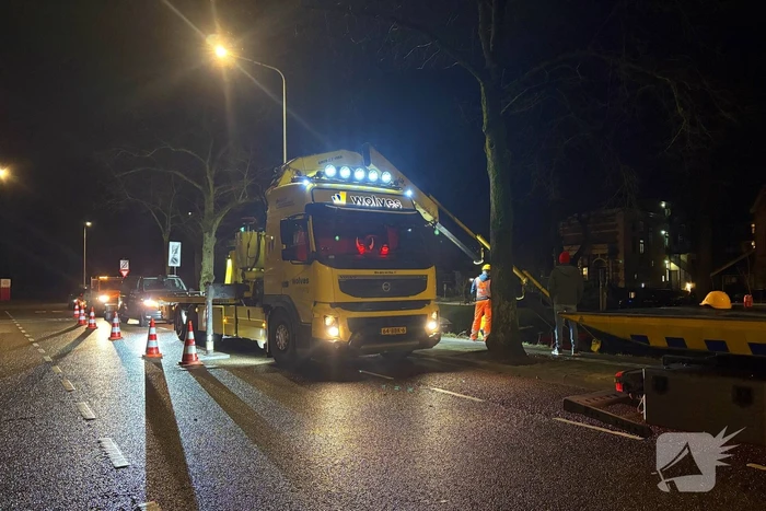 Auto vliegt uit de bocht en belandt onder water